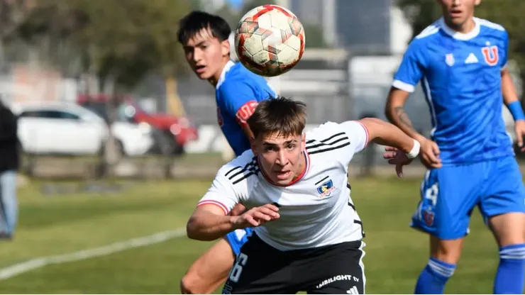 El atacante argentino Fidel Tourn en acción con Colo Colo ante Universidad de Chile.