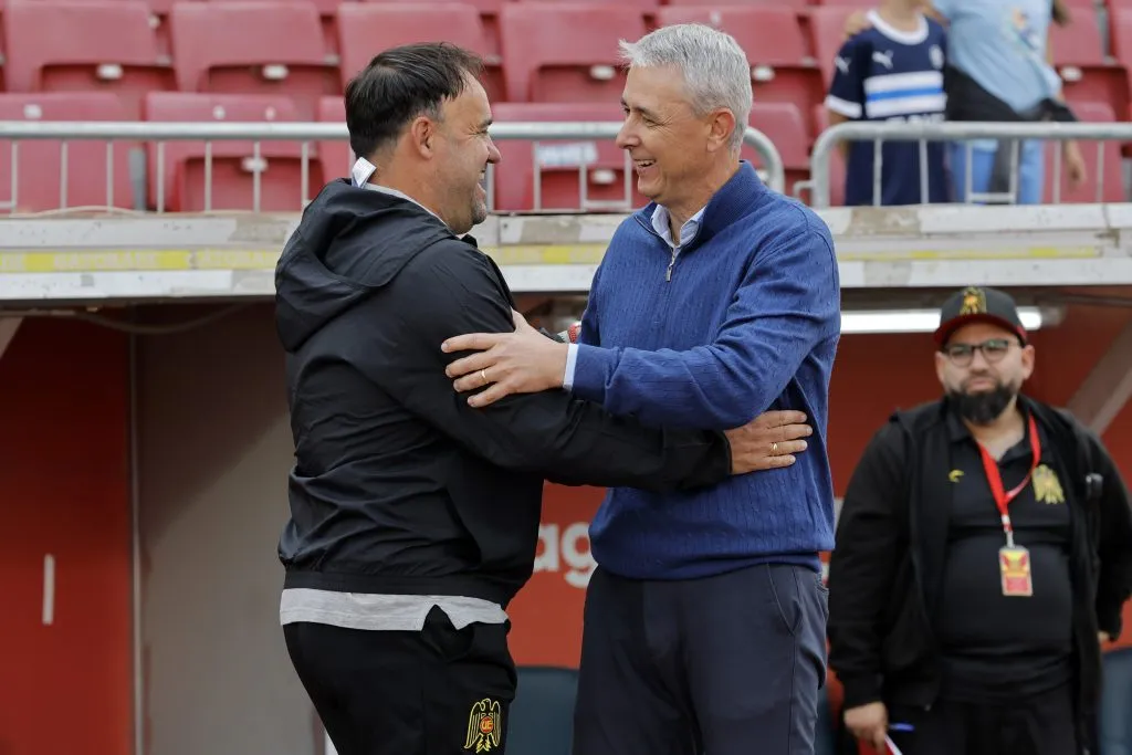 Tiago Nunes se saluda con José Luis Sierra. Ninguno de los dos sigue en el cargo de aquel entonces. (Javier Torres/Photosport).