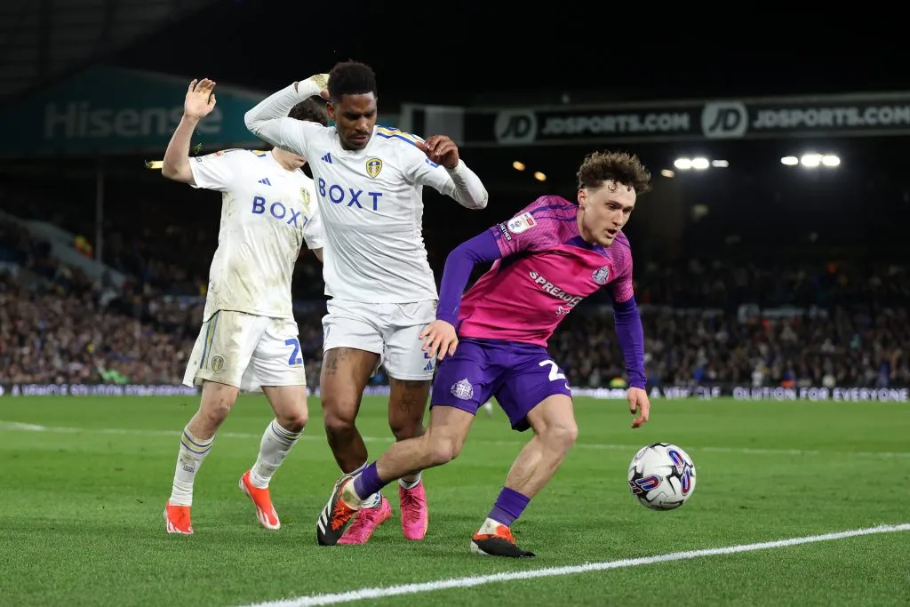 Junior Firpo en acción ante el Sunderland con el Leeds United. (George Wood/Getty Images).
