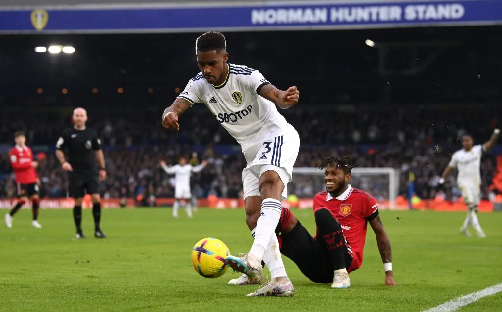 Junior Firpo en acción ante el Manchester United. (Stu Forster/Getty Images).
