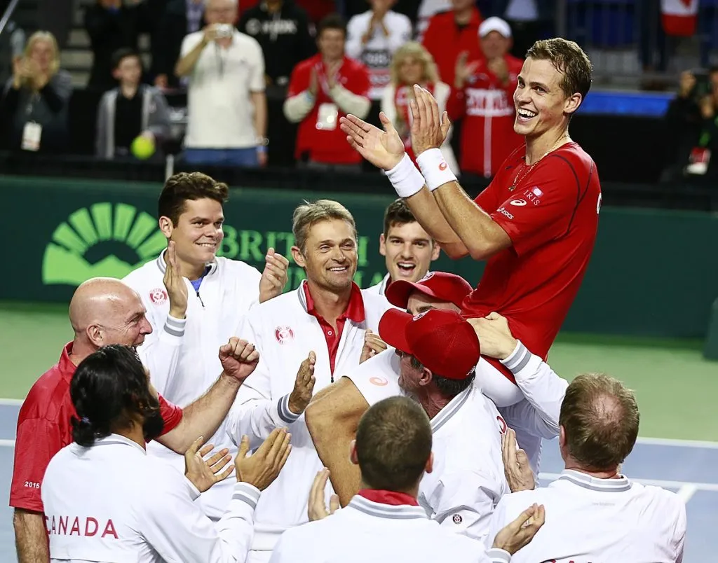 Vasek Pospisil levanta tras el triunfo de Canadá en la Copa Davis 2022 (Getty Images).