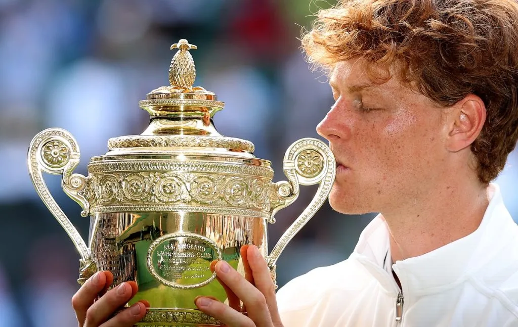 Jannik Sinner con el trofeo de Wimbledon 2025 (Getty Images).