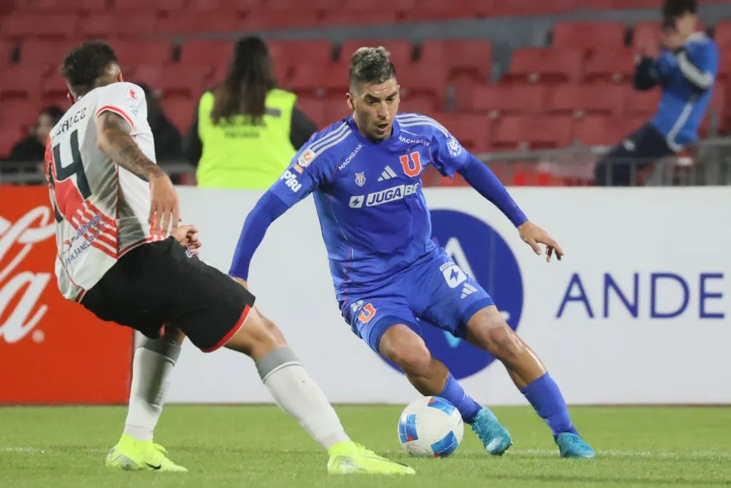 Leandro Fernández lucha por volver ante Cobresal con la U. Foto: Dragomir Yankovic/Photosport