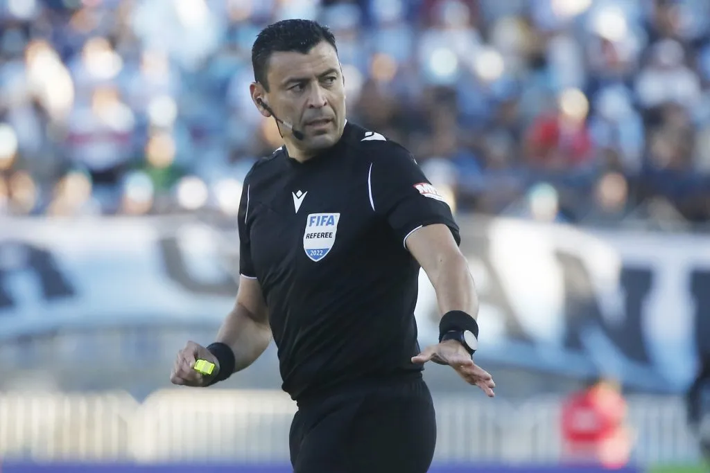 Johnny Herrera apuntó contra Roberto Tobar, jefe de los árbitros, por perdonar a Almirón | Photosport