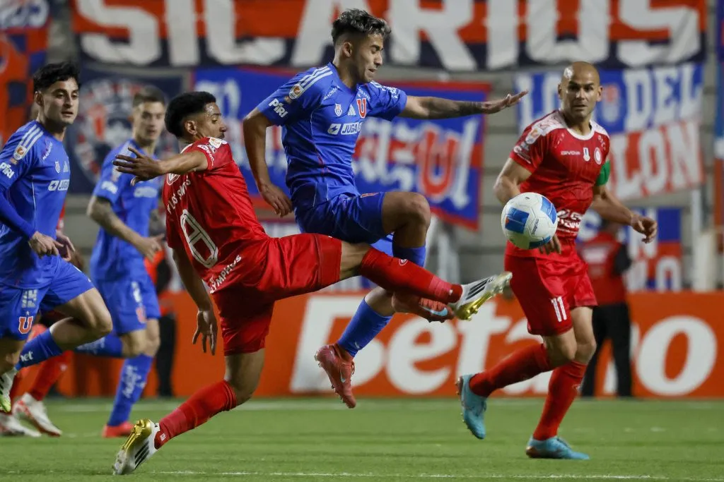 Lucas Assadi no ha mostrado la camiseta de titular en U de Chile. Foto: Andres Pina/Photosport