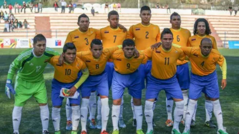 Luis Díaz, con la número 8, en el estadio municipal de Peñalolén el año 2015