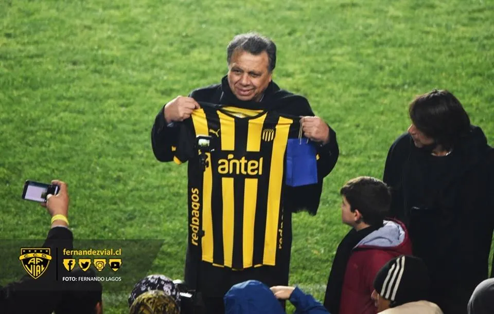 Elías Figueroa fue homenajeado por Peñarol en un amistoso ante Fernández Vial en 2018. Imagen: Fernández Vial