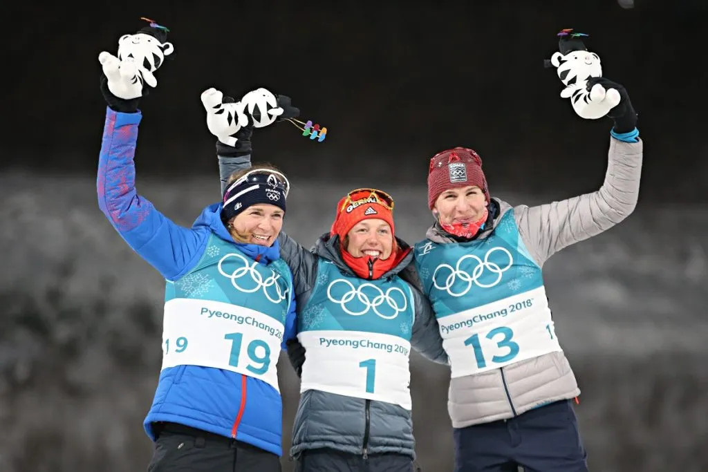 Laura Dahlmeier (centro) gana el oro durante la Persecución Masculina y Femenina de Biatlón en el Centro de Biatlón Alpensia en 2018 (Getty Images).