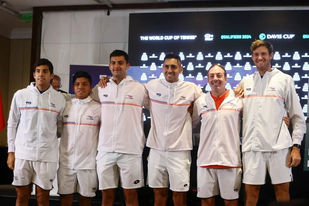 Cristian Garin, Matías Soto, Tomás Barrios, Alejandro Tabilo, Nicolás Massú y Nicolás Jarry en el sorteo de la Copa Davis 2024 (Photosport).