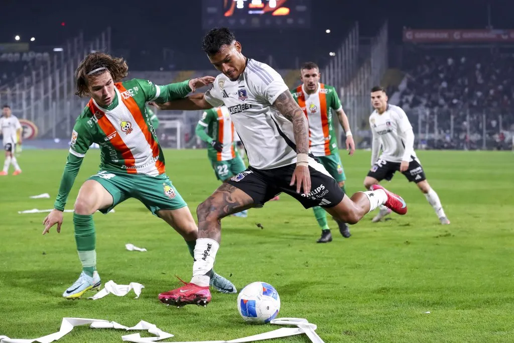Daniel Gutiérrez en acción ante Félix Triñanes de Cobresal. (Pepe Alvujar/Photosport).