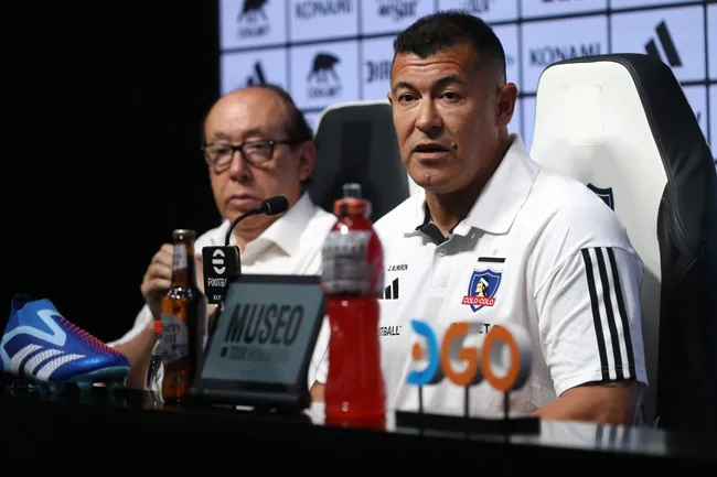 En Colo Colo no quieren sacar a Jorge Almirón a pesar de lo mal que juega el equipo y de que pueden quedarse sin copas internacionales. Foto: Photosport.