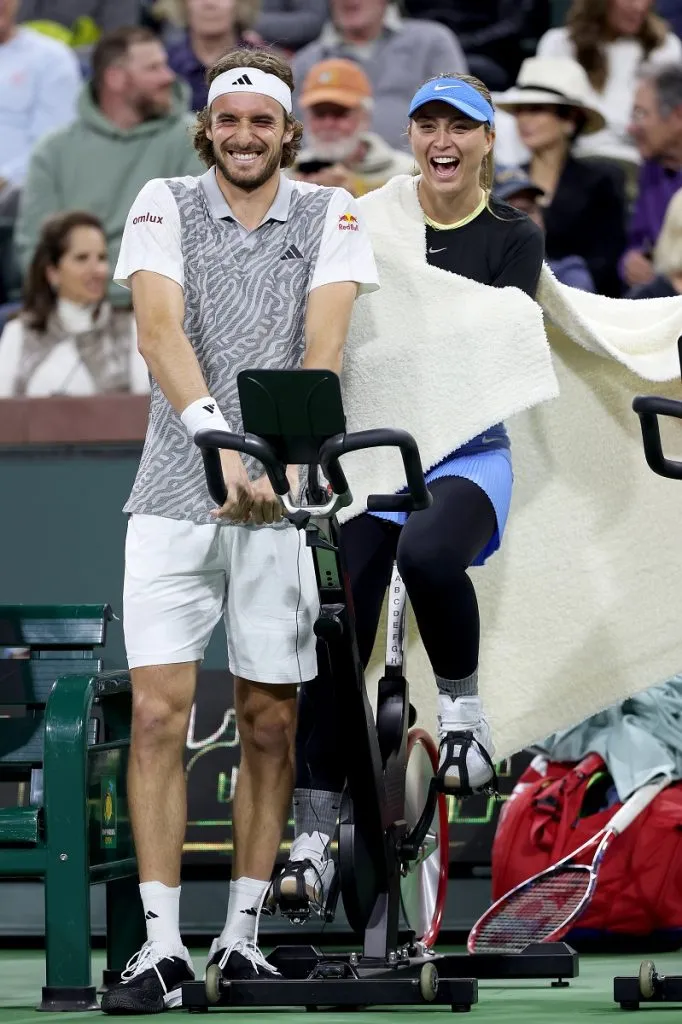Stefanos Tsitsipas y Paula Badosa esperan su partido durante la Copa Eisenhower en Indian Wells 2024 (Getty Images).