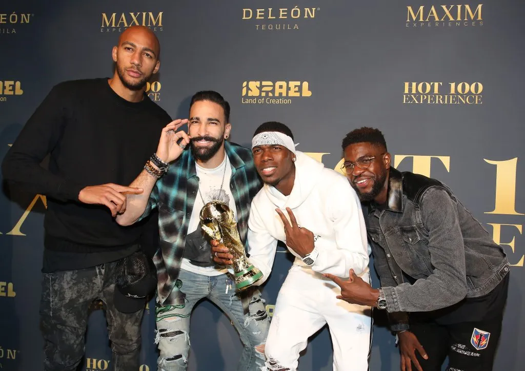 Steven Nzonzi, Adil Rami, Paul Pogba y Samuel Umtiti pavoneándose con la Copa del Mundo | Getty Images