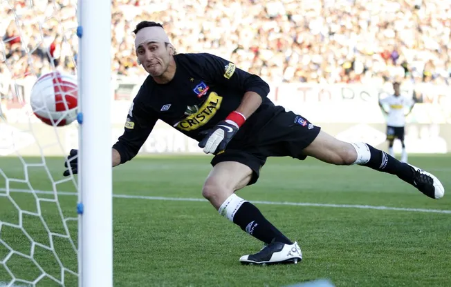 El gol en contra de Osmar Molinas a Raúl Olivares. (ANDRES PINA/PHOTOSPORT).