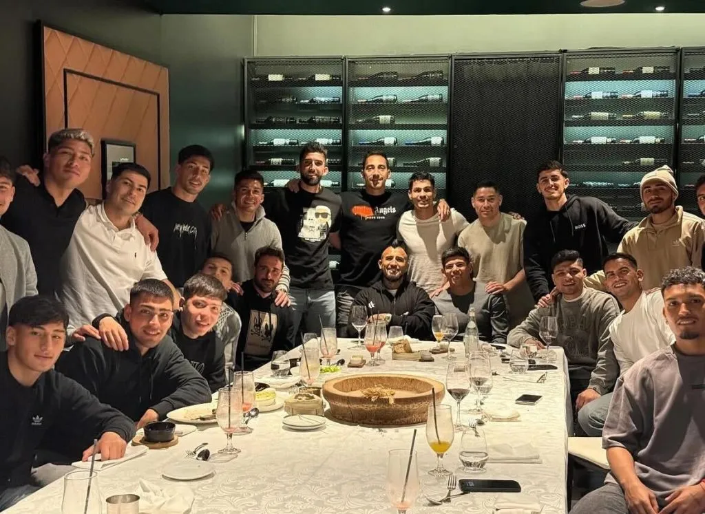 El plantel de Colo Colo tuvo una comida en medio de su mal momento, en la que se juramentaron ir con todo a pelear el torneo. Foto: Instagram.
