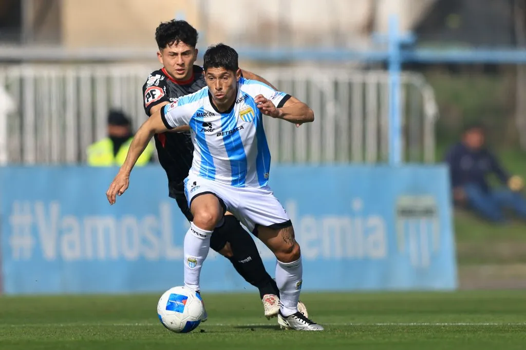 Gastón Lezcano en acción por Magallanes. (Felipe Zanca/Photosport).