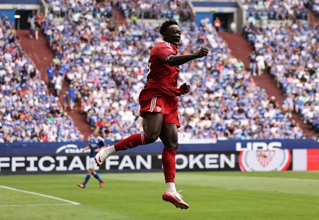 Así celebró Akor Adams uno de sus goles ante el Schalke 04 de Alemania. (Christof Koepsel/Getty Images).