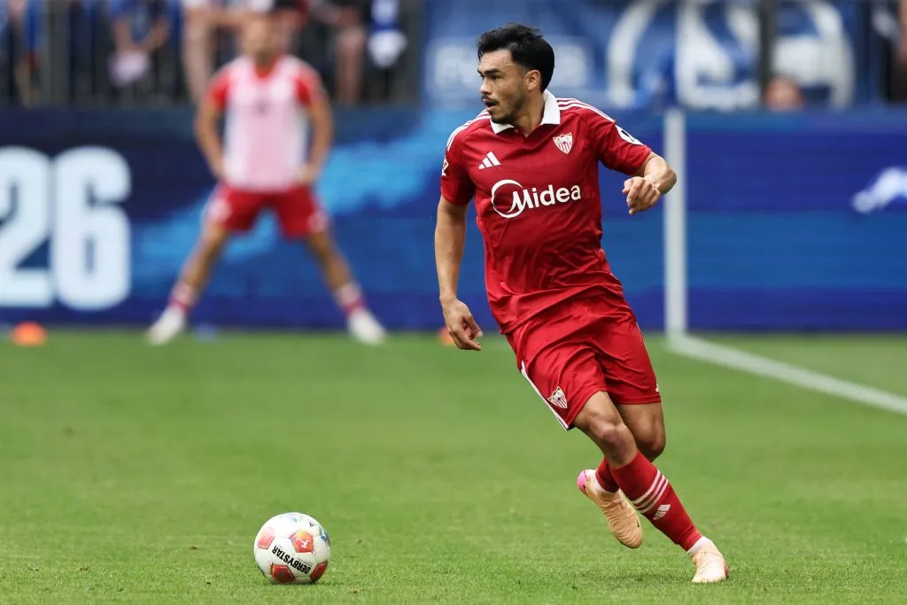 Gabriel Suazo en acción por el Sevilla en el Veltins Arena, cancha del Schalke 04. (Christof Koepsel/Getty Images).