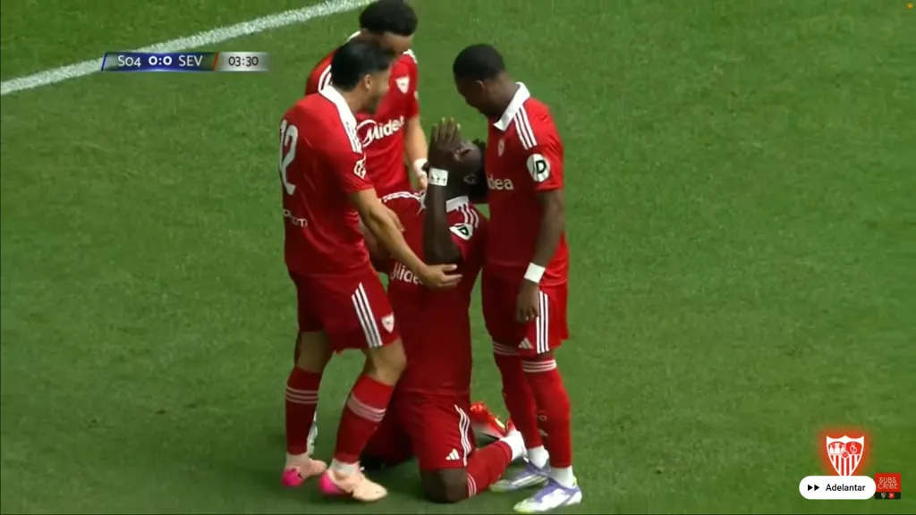 Así festejó Akor Adams junto a Gabriel Suazo. (Captura Youtube Sevilla CF).