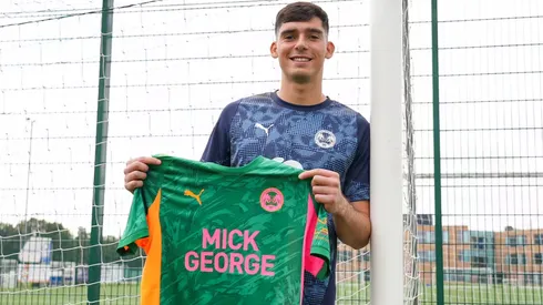 Vicente Reyes posa con la camiseta de su nuevo club.