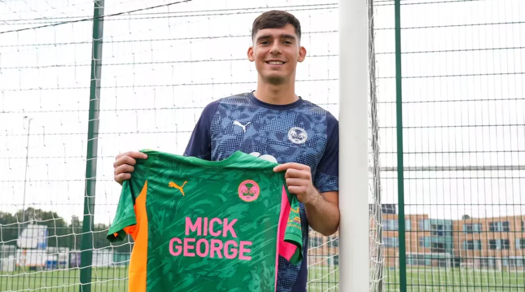 Vicente Reyes posa con la camiseta del Peterborough United, donde llegará a jugar casi de inmediato. (Foto: Peterborough United).