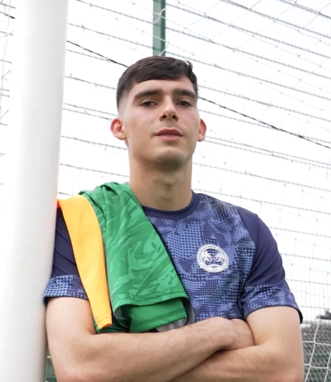 Vicente Reyes posa con la camiseta del Peterborough United en la League One de Inglaterra. (Captura @Theposh).