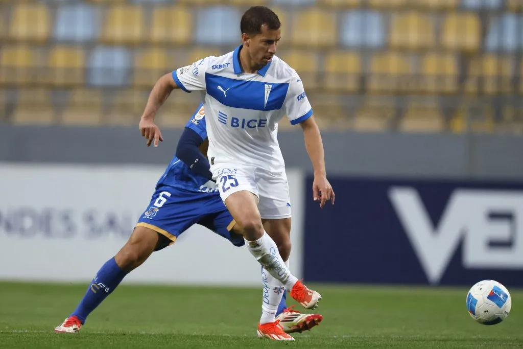 Agustín Farías en acción ante Everton de Viña del Mar. (Andres Pina/Photosport).