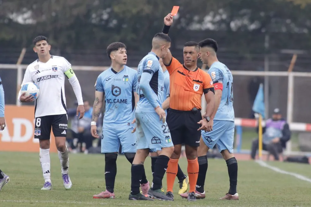 Alan Robledo fue expulsado por Nicolás Gamboa ante Colo Colo. (Jorge Loyola/Photosport).