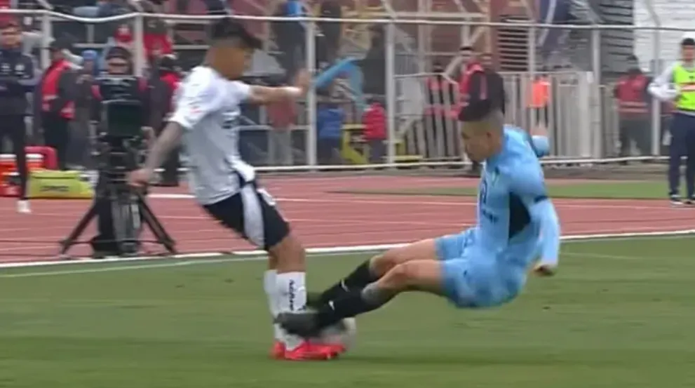 La entrada de Robledo sobre Erick Wiemberg. (Captura TNT Sports).