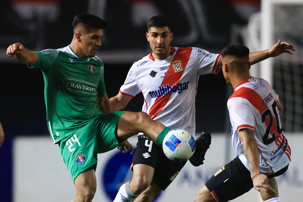 Curicó Unido se complica con un caso de dopaje de uno de sus jugadores. Foto: Felipe Zanca/Photosport