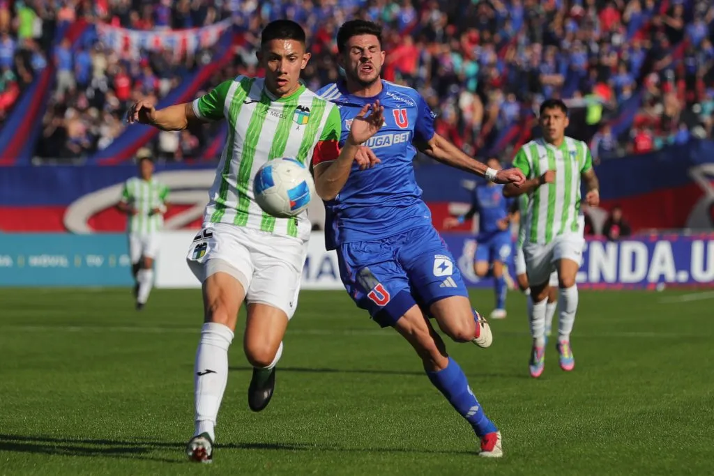 Alan Robledo en acción ante la Universidad de Chile. (Felipe Zanca/Photosport).