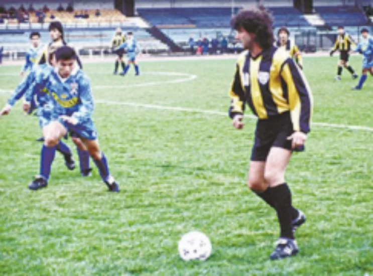 Mario Kempes jugó en Fernández Vial en 1995