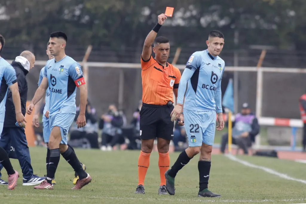 La roja a Alan Robledo motivó tres fechas de suspensión para el zaguero de 27 años. (Jorge Loyola/Photosport).