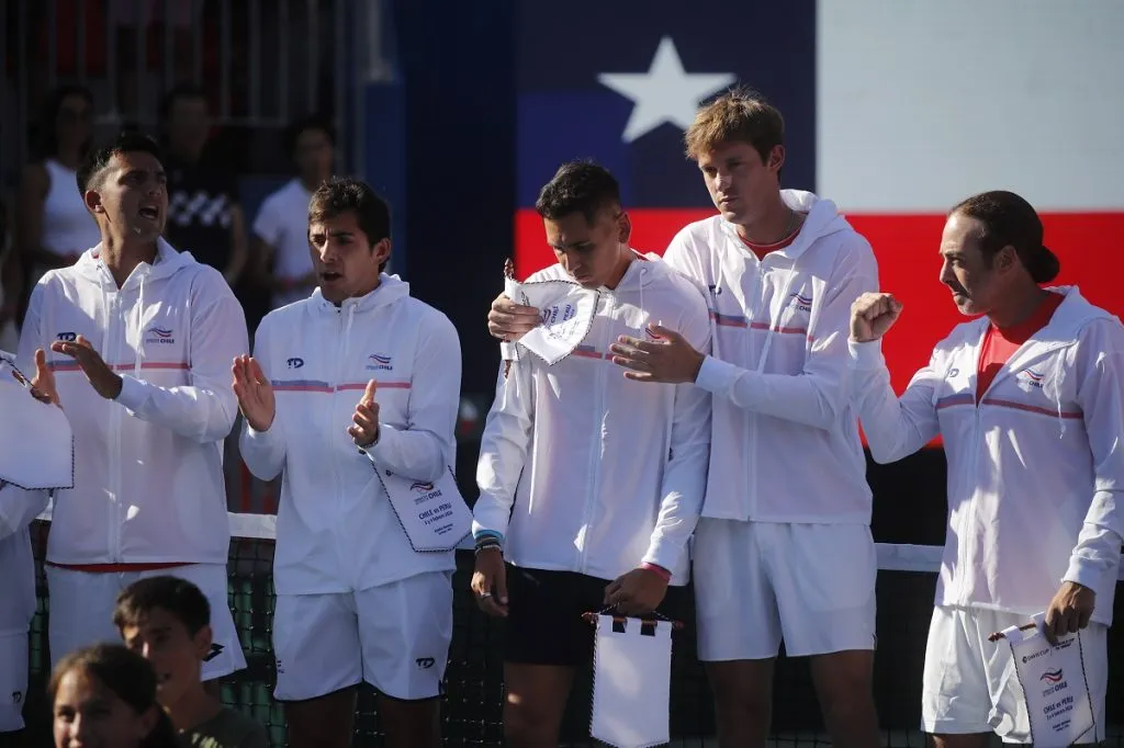 Tomás Barrios, Cristian Garin, Alejandro Tabilo, Nicolás Jarry y Nicolás Massú durante un partido de la Copa Davis 2024 (Foto: Photosport).