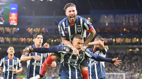 Nelson Deossa celebra junto a Sergio Ramos un gol de Monterrey