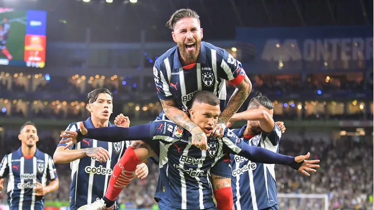 Nelson Deossa celebra junto a Sergio Ramos un gol de Monterrey