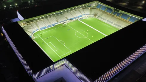 La cancha del nuevo estadio de la Católica aprueba su primera lluvia.