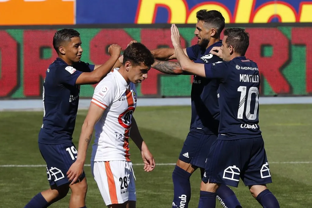 Joaquín Larrivey celebra con Nicolás Guerra y Walter Montillo en U de Chile. Foto: Dragomir Yankovic/Photosport