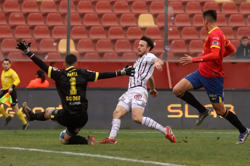 Martín Parra y un buen achique ante Ángelo Henríquez. (Jonnathan Oyarzun/Photosport).
