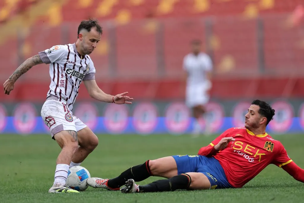 Gonzalo Castellani disputa un balón con Sebastián Gallegos de La Serena. (Javier Torres/Photosport).