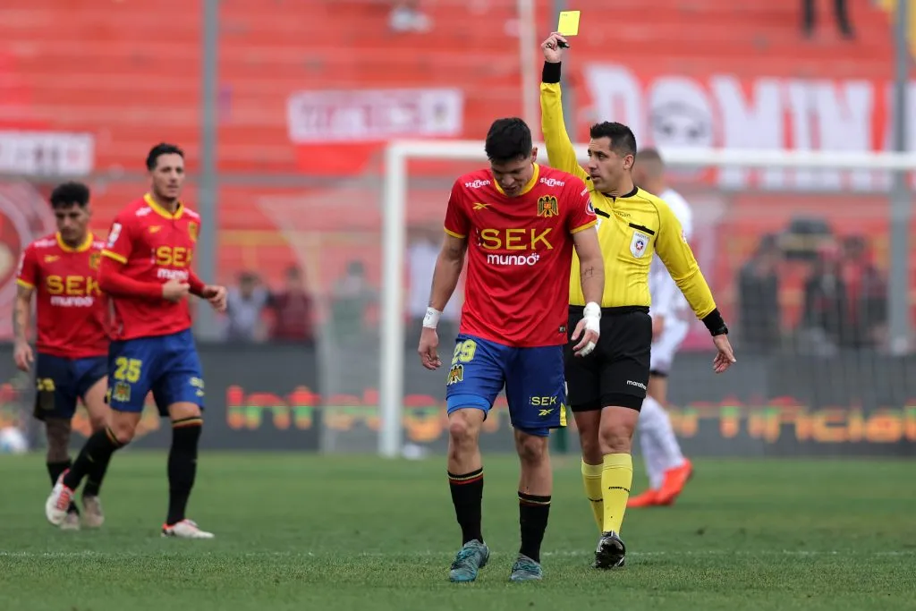 Cristian Garay amonestó a Tamayo por una falta sobre Jeisson Vargas. (Jonnathan Oyarzun/Photosport).