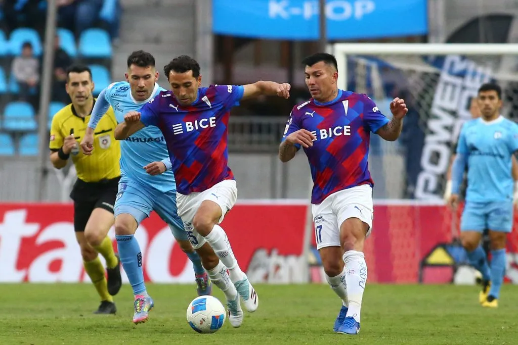 Tanto Gary Medel como Cimbi Cuevas volvieron a ser titulares en la Católica. (Alex Diaz/Photosport)-