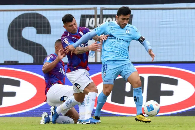 Gary Medel lucha un balón con Edson Puch. (Keyla Larrain/Photosport).