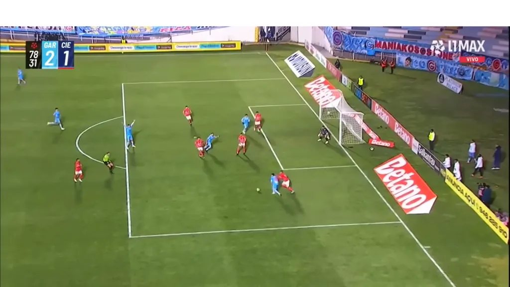 Francisco Arancibia en acción para la jugada que terminó en gol de Ezequiel Naya, un ex Melipilla. (Foto L1 Max).