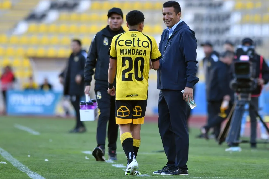 Víctor Rivero habla con Martín Mundaca, quien duró muy poco en la cancha y fue expulsado. (Alejandro Pizarro Ubilla/Photosport).