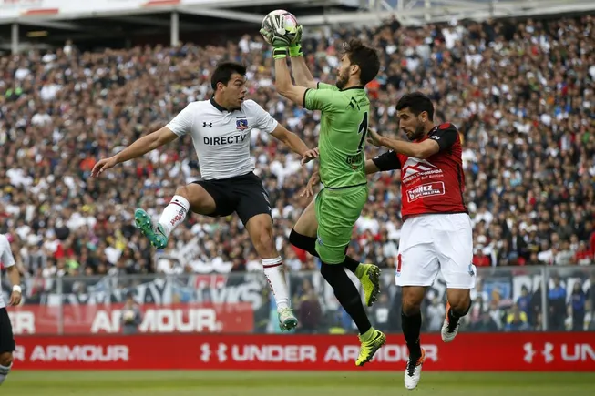 Manuel García en acción por Antofagasta ante Colo Colo. (Andres Pina/Photosport).