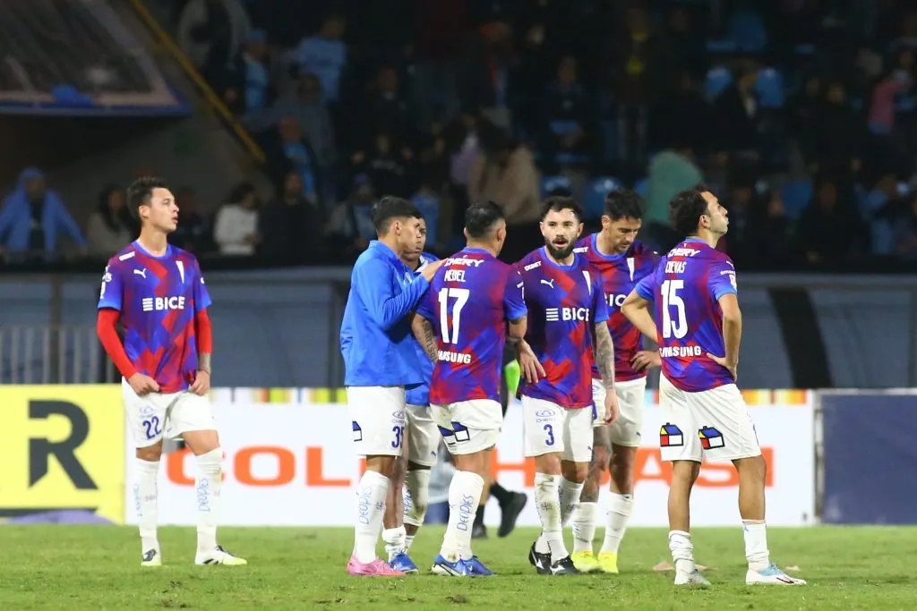En Universidad Católica se sintieron perjudicados por el arbitraje de Fernando Vejar. | Foto: Photosport.