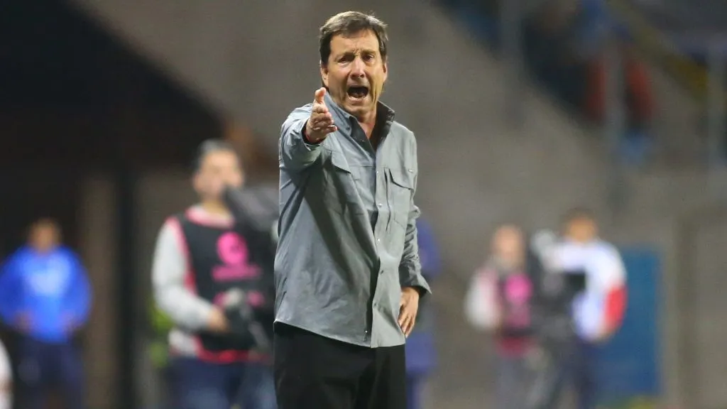 Fernando Díaz está molesto con el arbitraje. Foto: Photosport