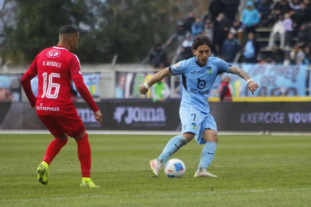Martín Sarrafiore en el momento de su gol ante La Calera. Foto: Photosport