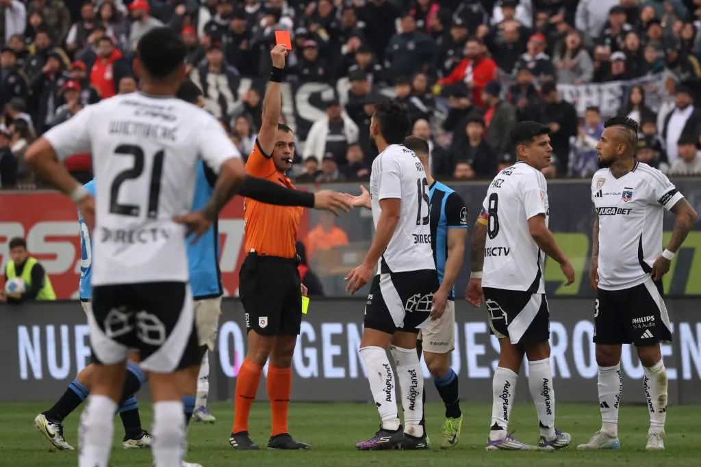 Emiliano Amor también fue expulsado en Colo Colo. Foto: Jonnathan Oyarzun/Photosport